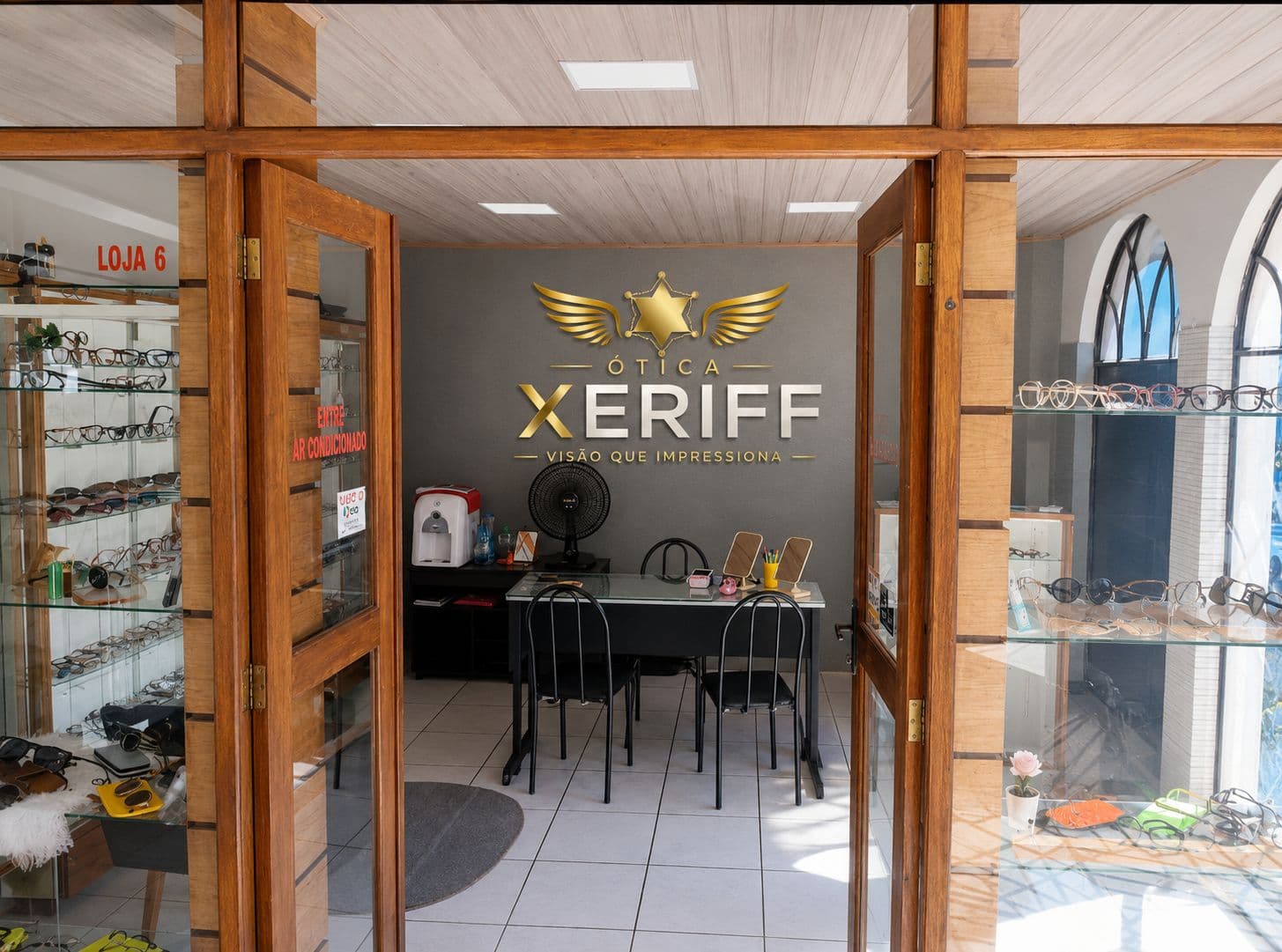 Entrada e interior da Ótica Xeriff